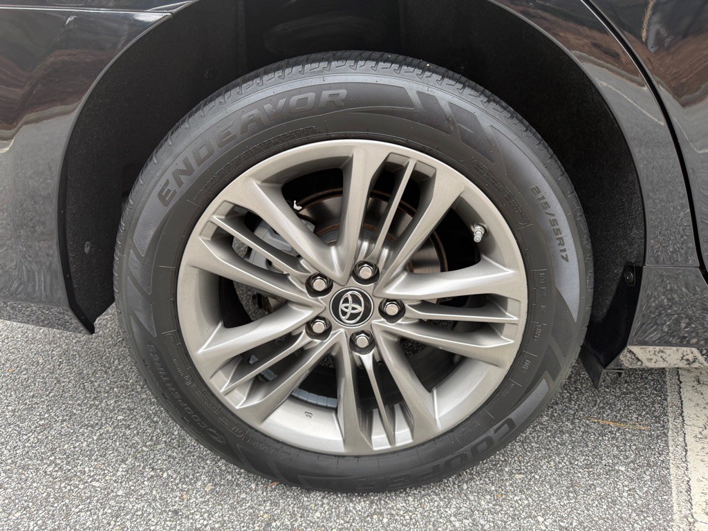 2017 Toyota Camry Image 20