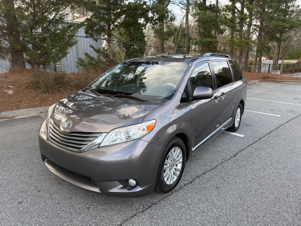 2014 Toyota Sienna Image 1