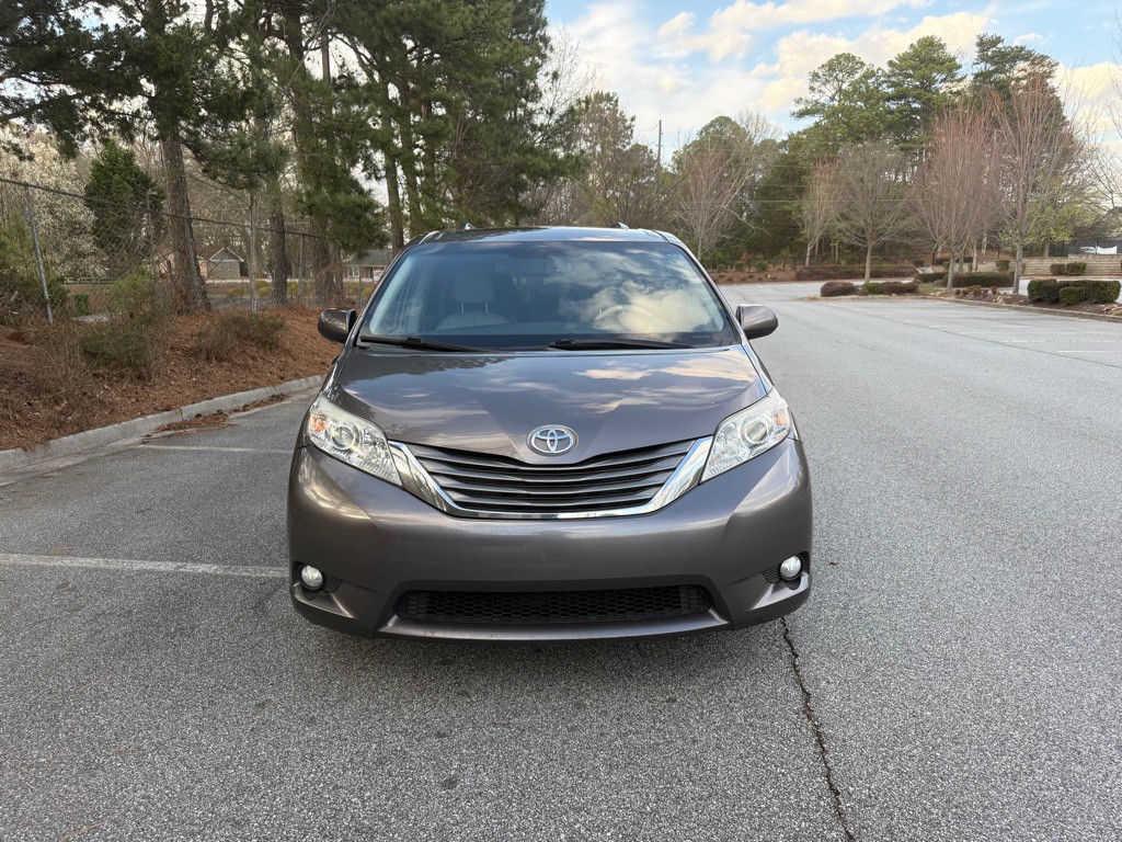 2014 Toyota Sienna Image 2