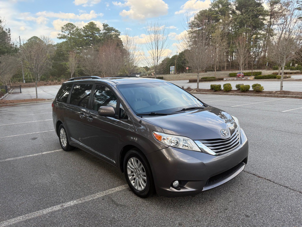 2014 Toyota Sienna Image 3