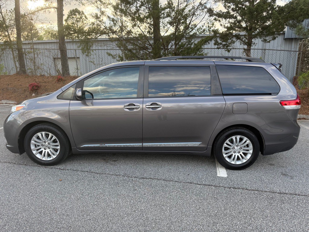 2014 Toyota Sienna Image 4