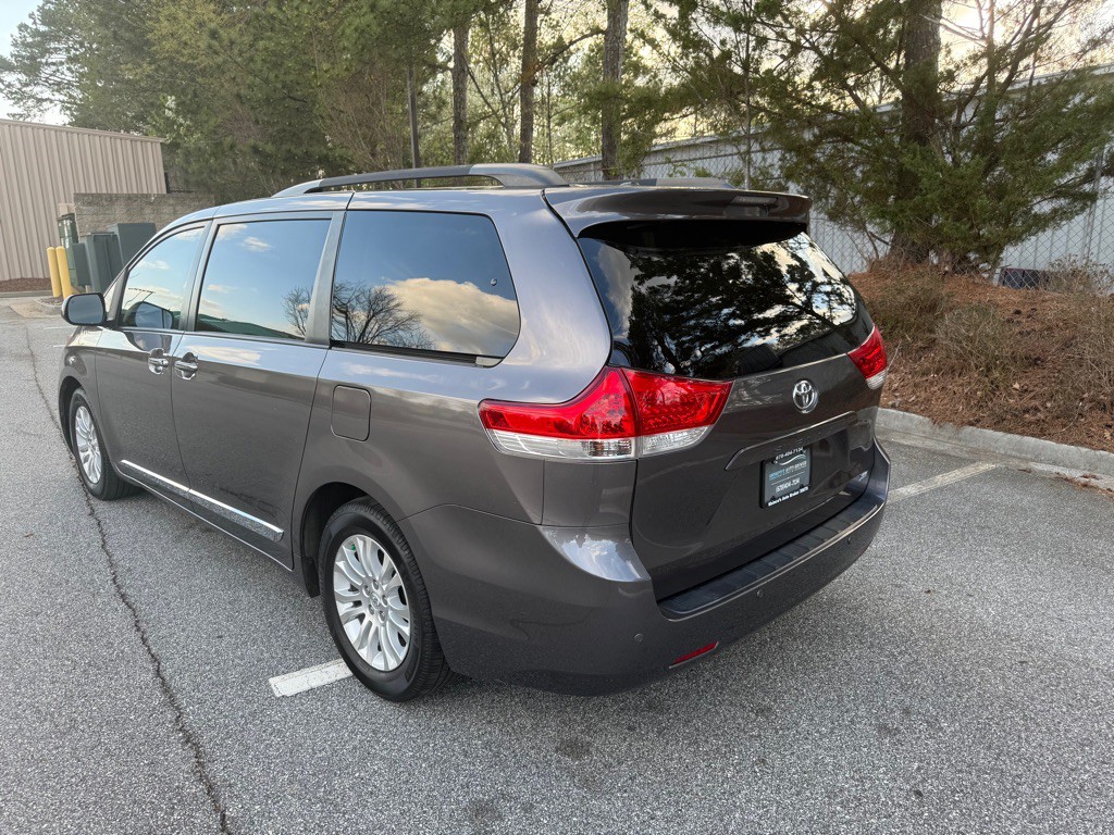 2014 Toyota Sienna Image 5