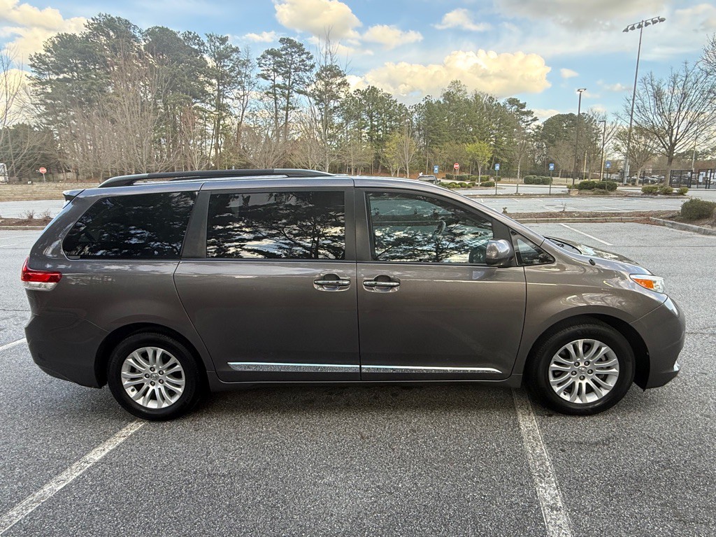 2014 Toyota Sienna Image 8