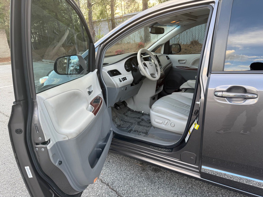 2014 Toyota Sienna Image 9