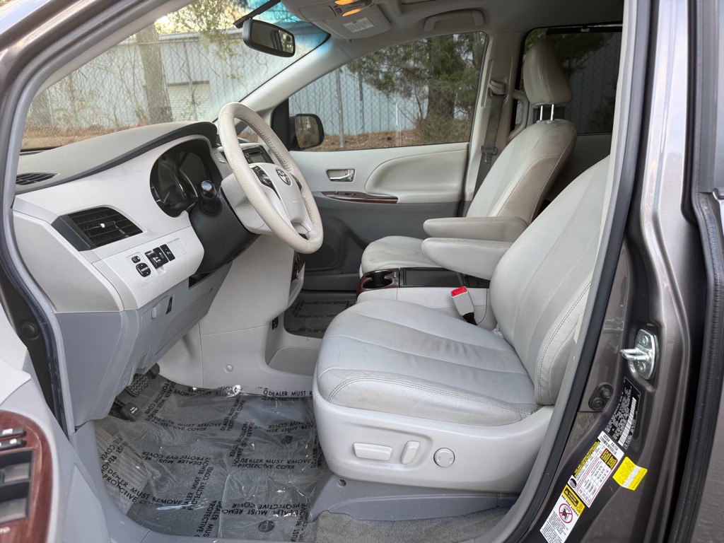2014 Toyota Sienna Image 10