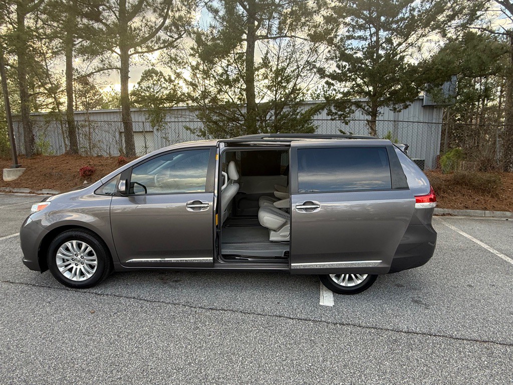 2014 Toyota Sienna Image 11