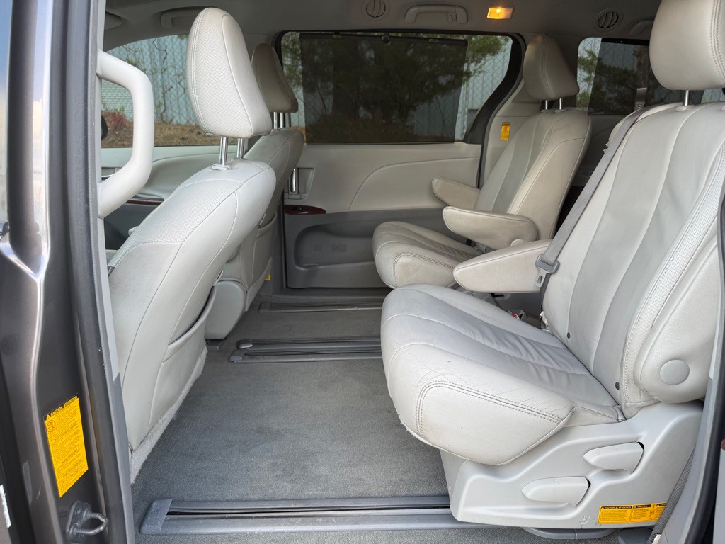 2014 Toyota Sienna Image 12