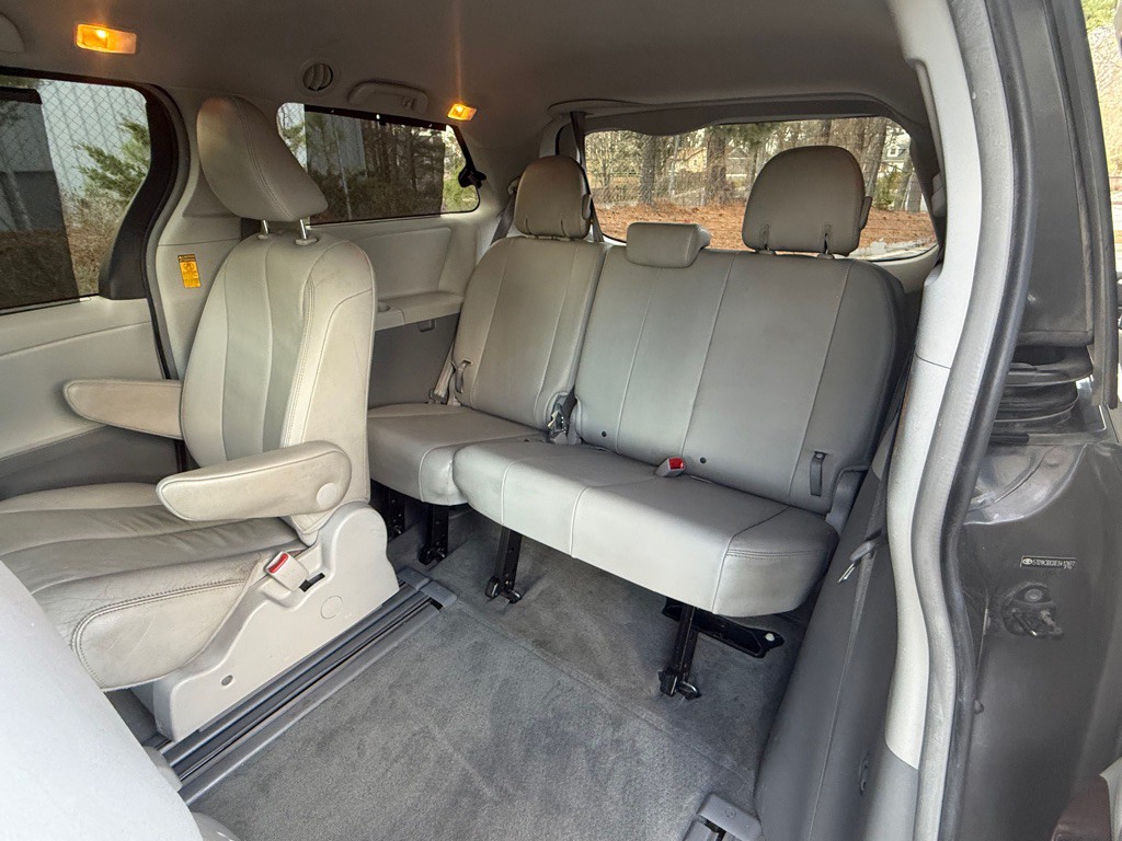 2014 Toyota Sienna Image 13
