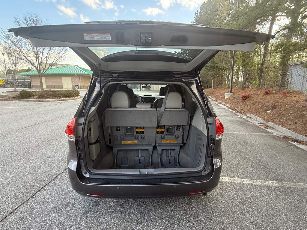 2014 Toyota Sienna Image 14