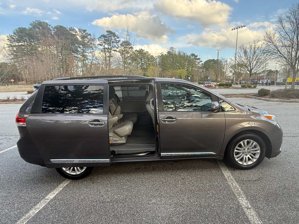 2014 Toyota Sienna Image 15