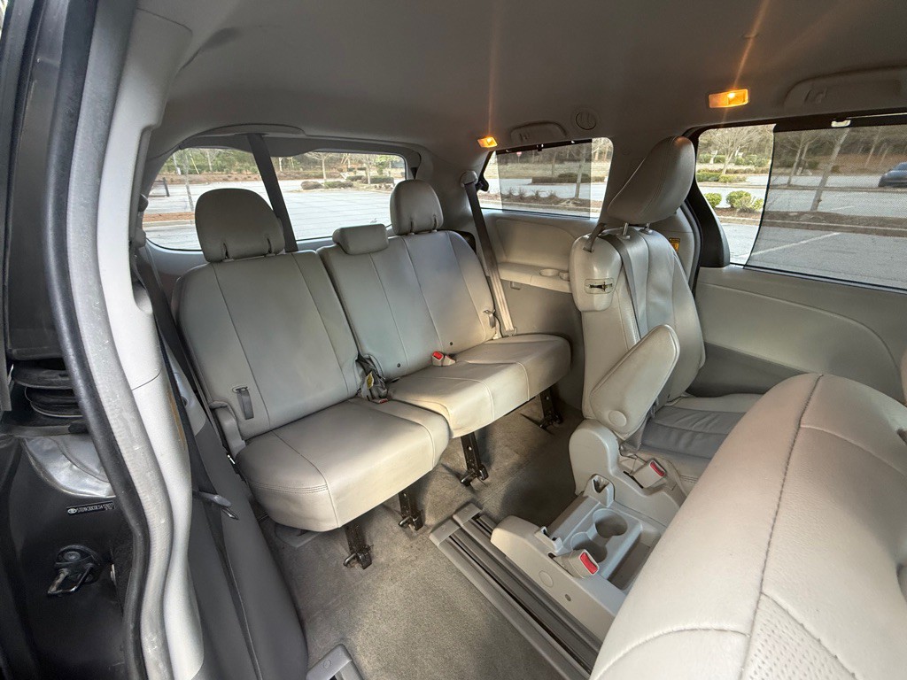 2014 Toyota Sienna Image 16