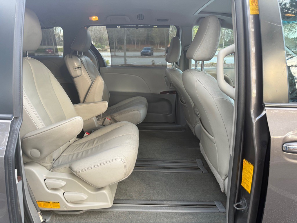 2014 Toyota Sienna Image 17