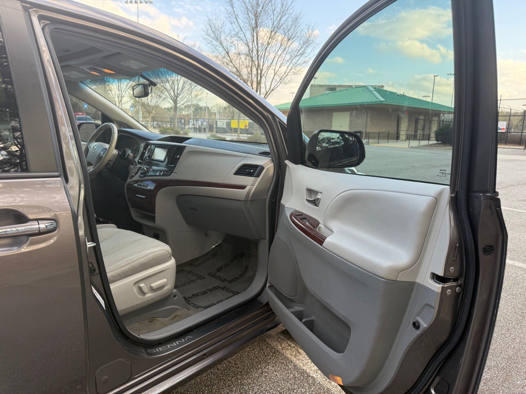 2014 Toyota Sienna Image 18