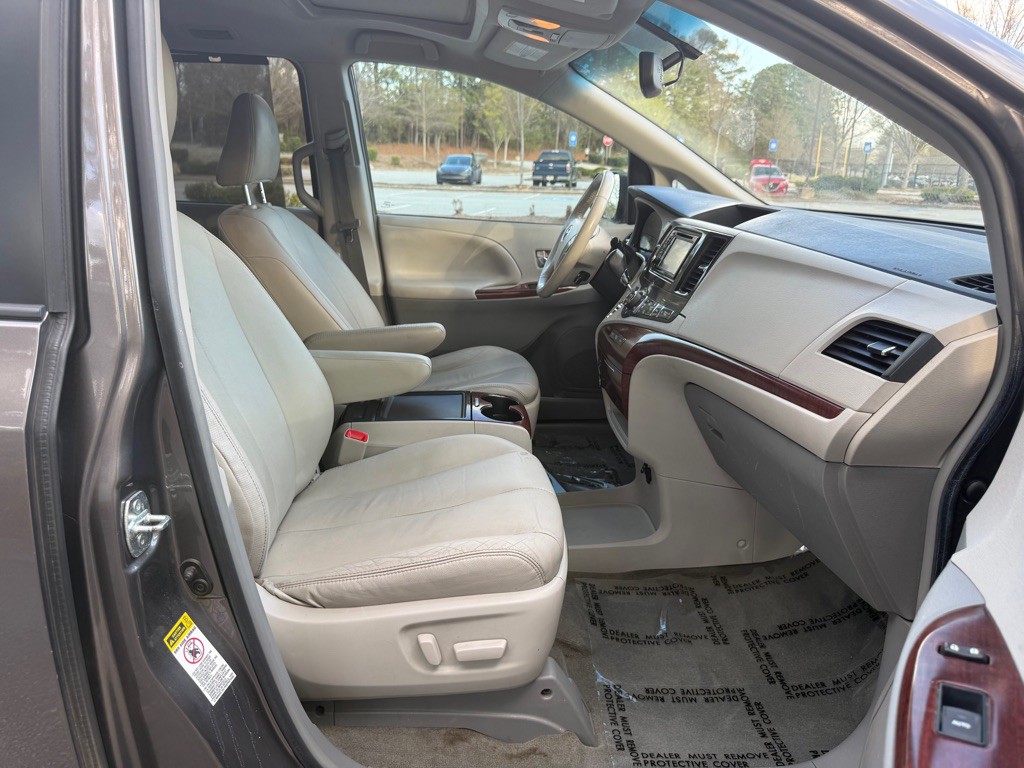 2014 Toyota Sienna Image 19