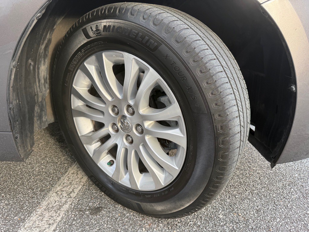 2014 Toyota Sienna Image 24
