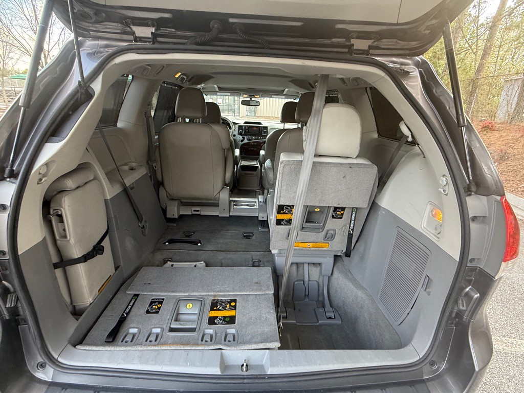 2014 Toyota Sienna Image 32