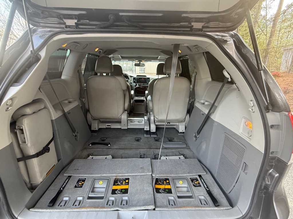 2014 Toyota Sienna Image 33