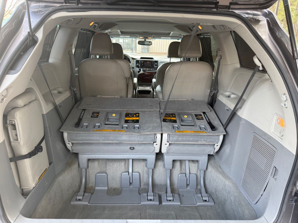 2014 Toyota Sienna Image 34