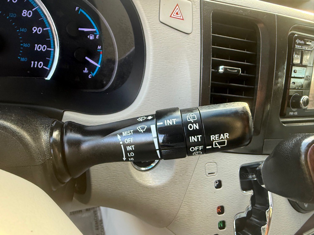 2014 Toyota Sienna Image 39