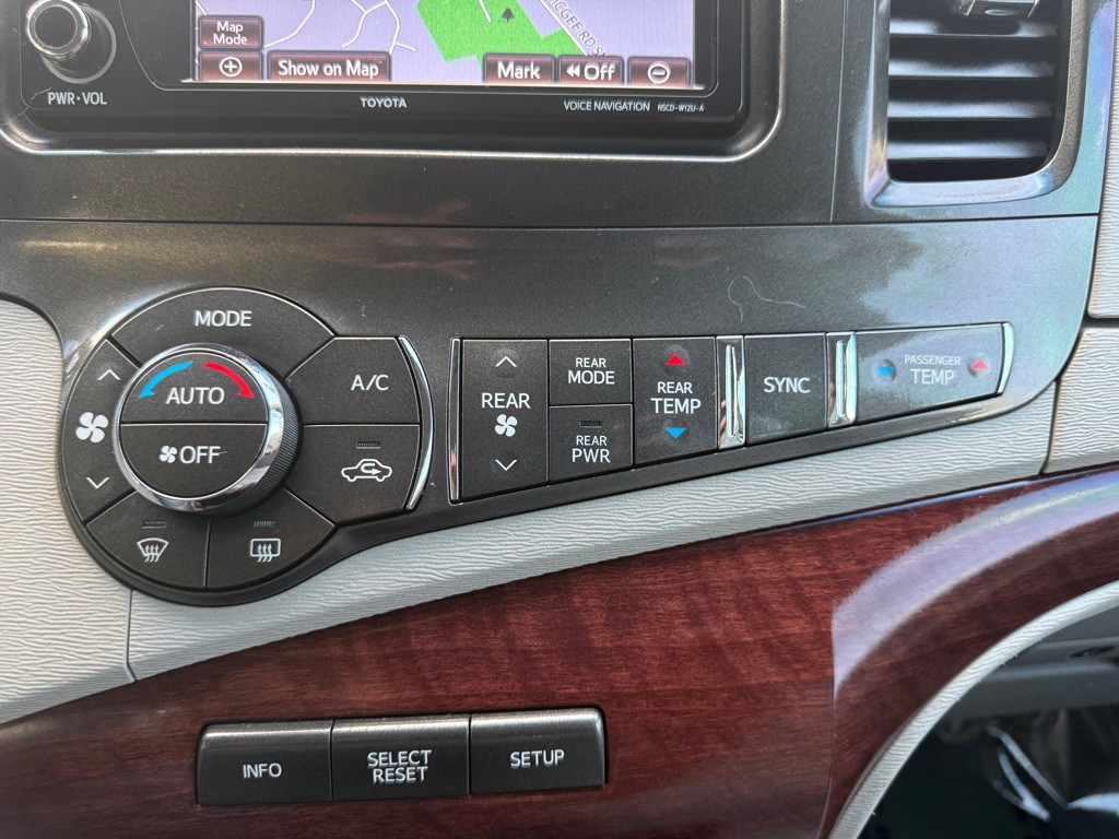 2014 Toyota Sienna Image 50