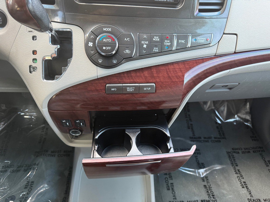 2014 Toyota Sienna Image 51