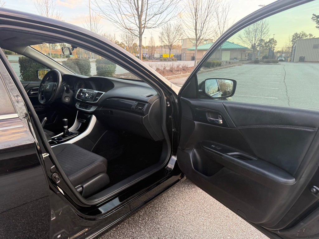 2015 Honda Accord Image 16