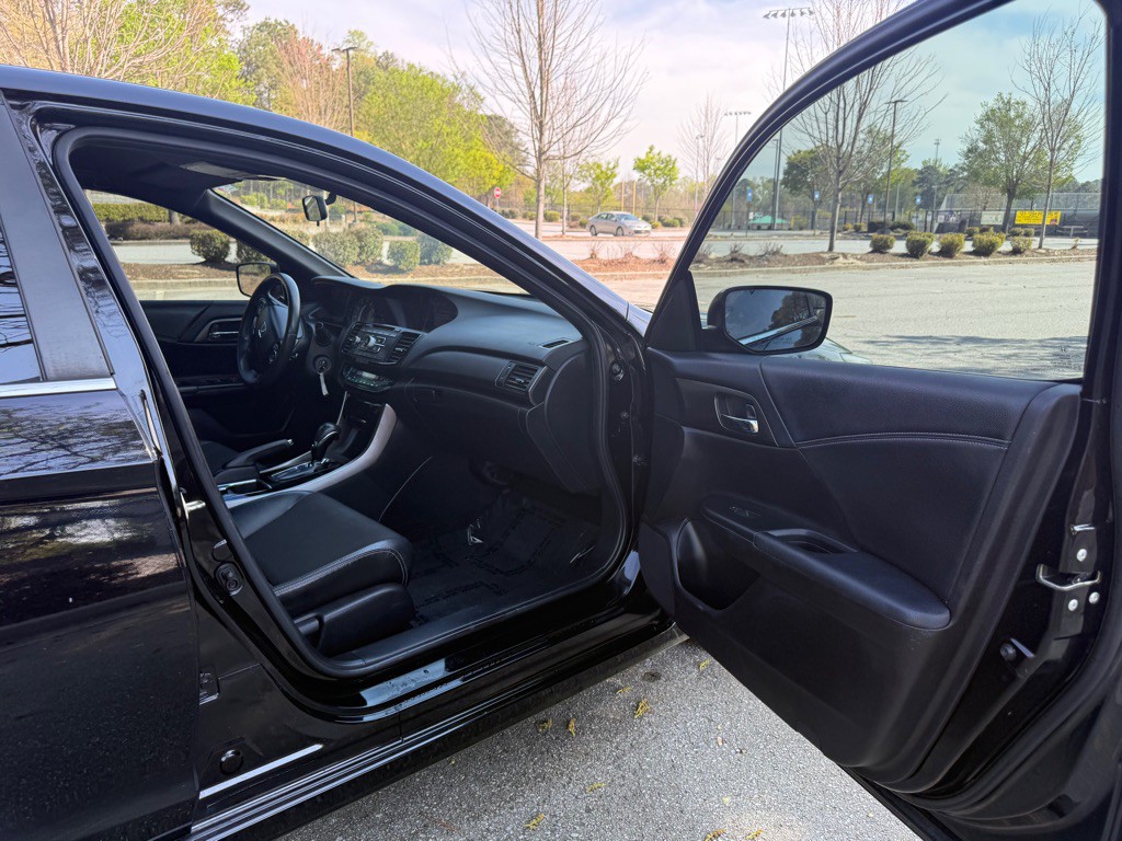 2017 Honda Accord Image 16