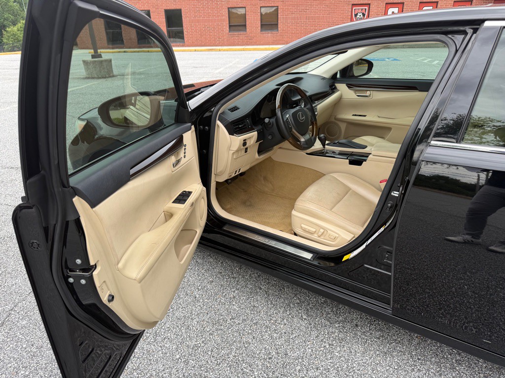 2013 Lexus ES Image 11