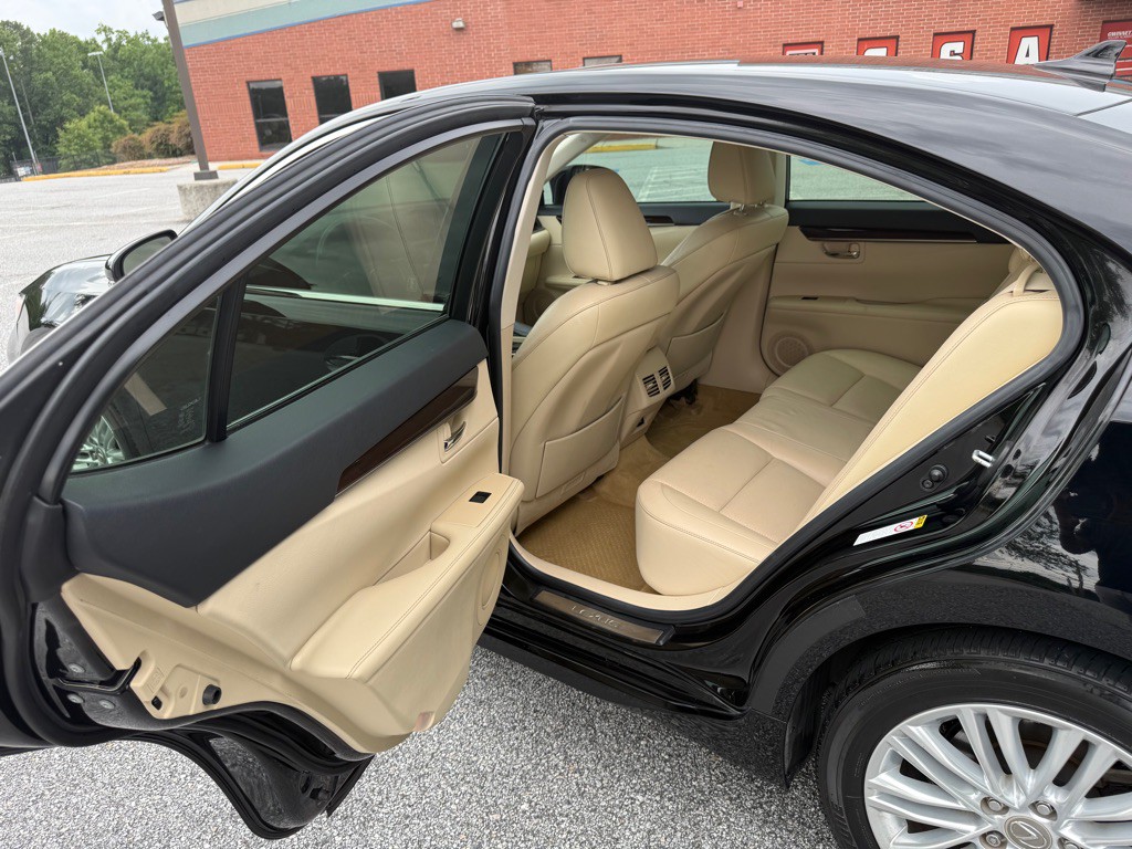 2013 Lexus ES Image 13
