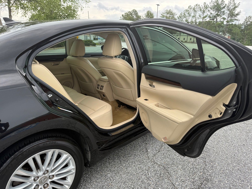 2013 Lexus ES Image 18