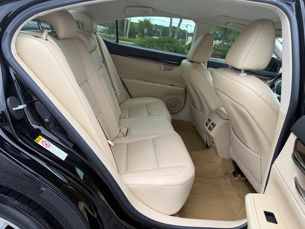 2013 Lexus ES Image 19