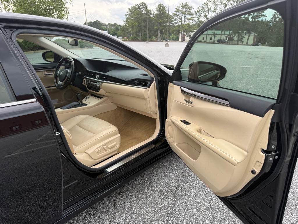 2013 Lexus ES Image 20