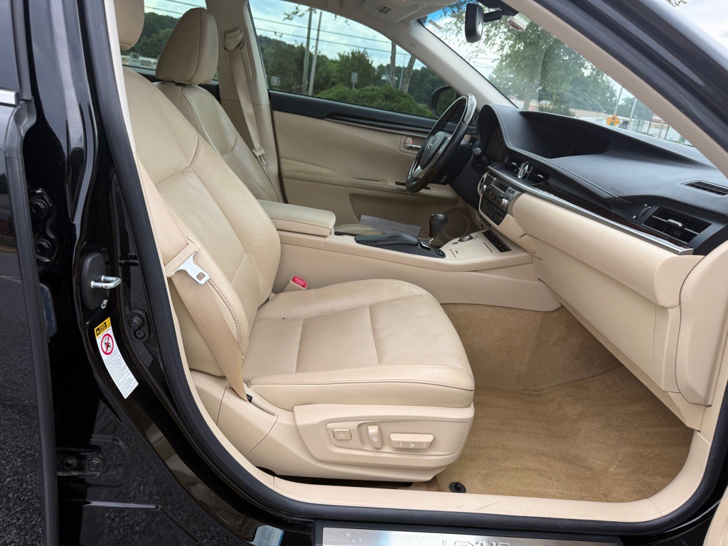 2013 Lexus ES Image 21