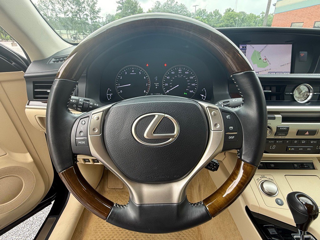 2013 Lexus ES Image 30