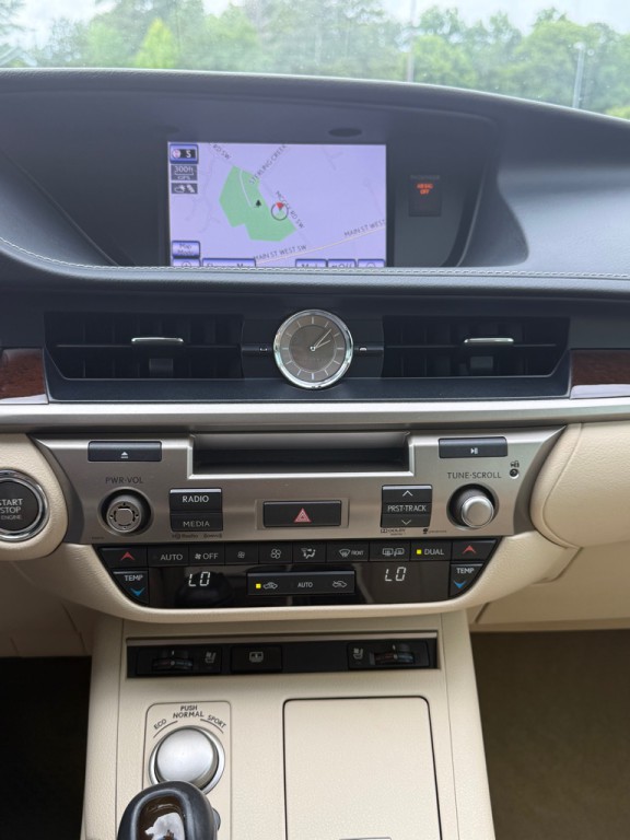 2013 Lexus ES Image 40