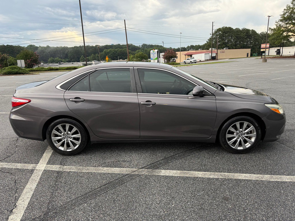 2017 Toyota Camry Image 10
