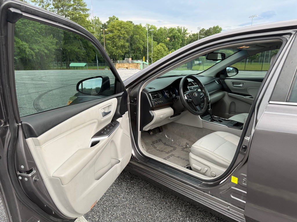 2017 Toyota Camry Image 11