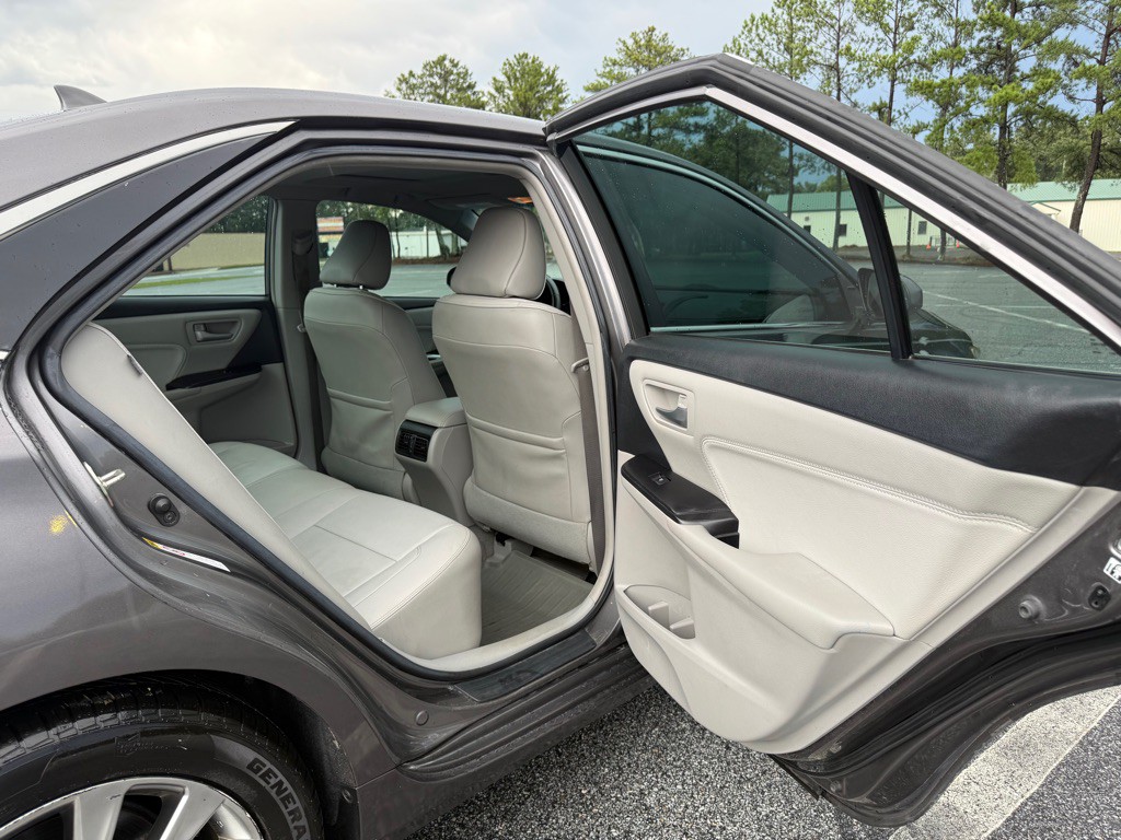 2017 Toyota Camry Image 17