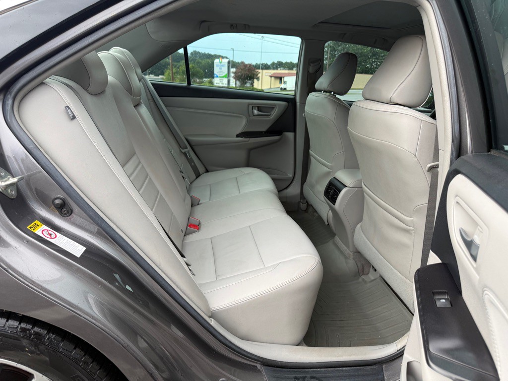 2017 Toyota Camry Image 18