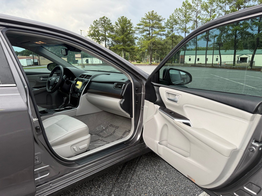2017 Toyota Camry Image 19