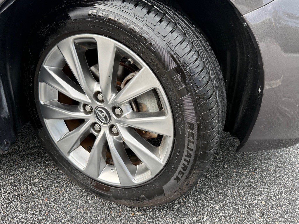 2017 Toyota Camry Image 25
