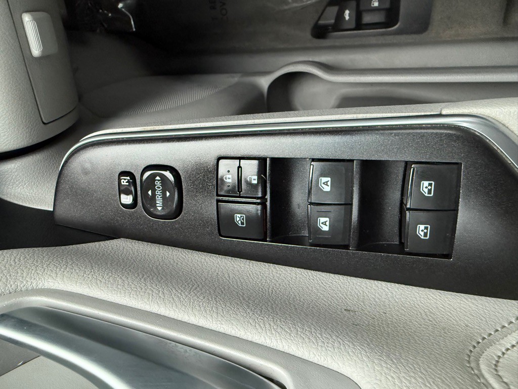 2017 Toyota Camry Image 38