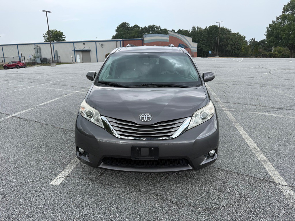 2017 Toyota Sienna Image 2