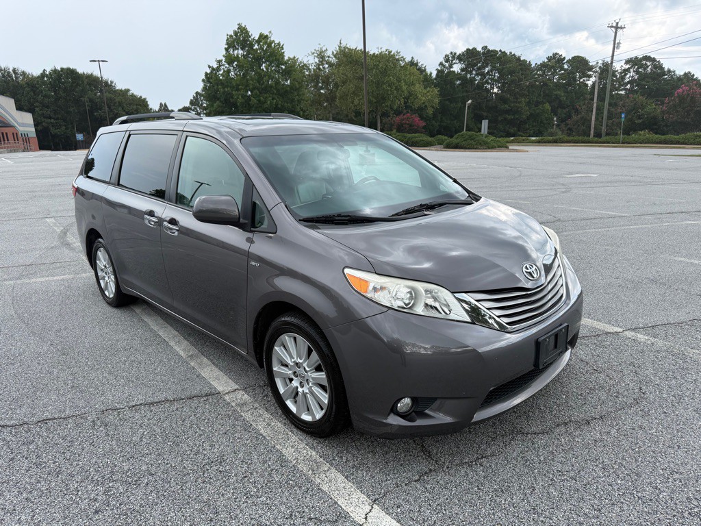 2017 Toyota Sienna Image 3