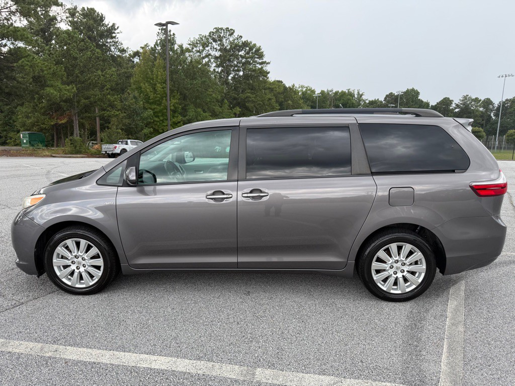 2017 Toyota Sienna Image 4
