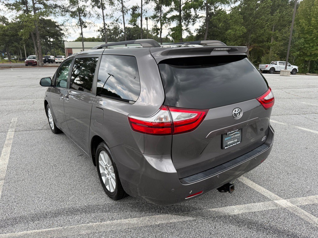 2017 Toyota Sienna Image 5