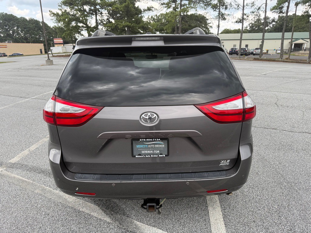 2017 Toyota Sienna Image 6