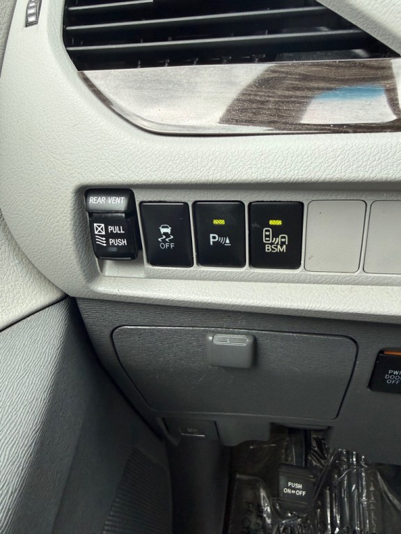 2017 Toyota Sienna Image 40