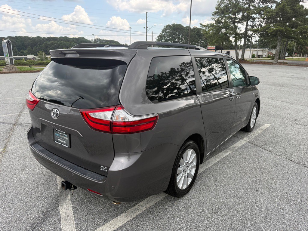 2017 Toyota Sienna Image 7