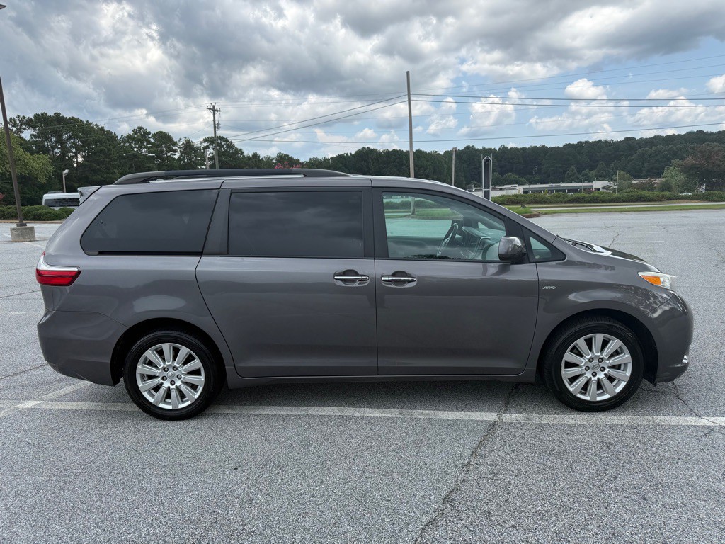 2017 Toyota Sienna Image 8